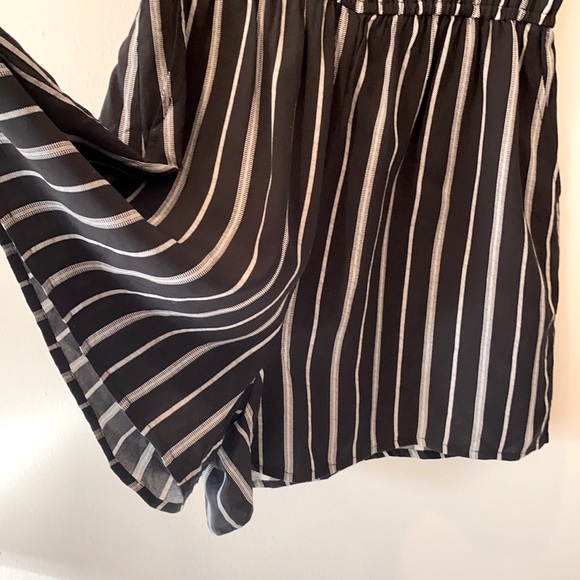 NWT Old Navy Vertical Stipe Romper V Neck Keyhole Back - Picture 4 of 10